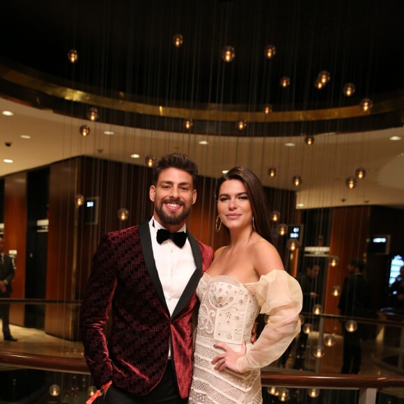 Foto de nu artístico de Cauã Reymond e Mari Goldfarb anima famosos: 'Linda'