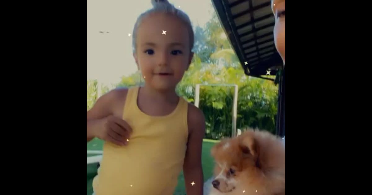 Filha gêmea de Ivete Sangalo, Helena aparece em vídeo com a mãe e faz