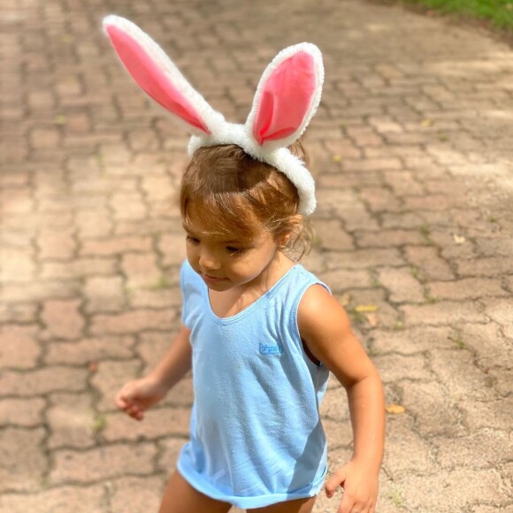 Nas imagens, Helena, uma das filhas gêmeas de Ivete Sangalo, aparece abraçando e beijando o pet