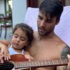 Marina tocando violão com o pai, Daniel Cady