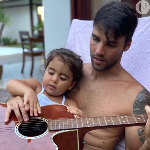 Marina tocando violão com o pai, Daniel Cady