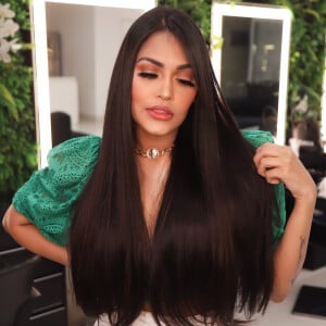 Flayslane mantém cabelo em castanho escuro e adota mega-hair ultralongo