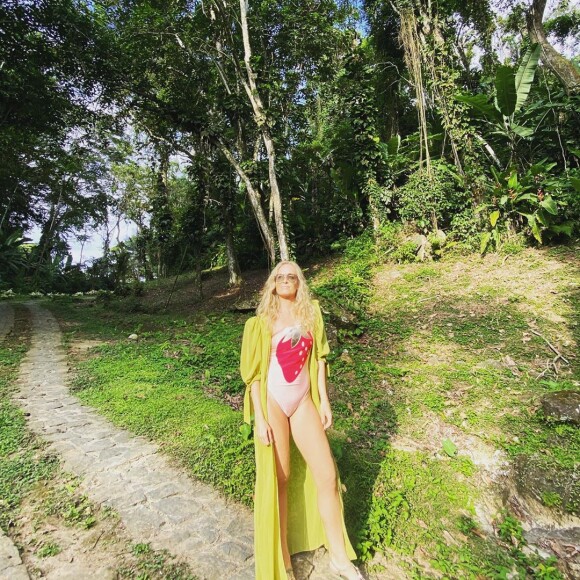 Angélica ganha elogios de famosos por foto de biquíni