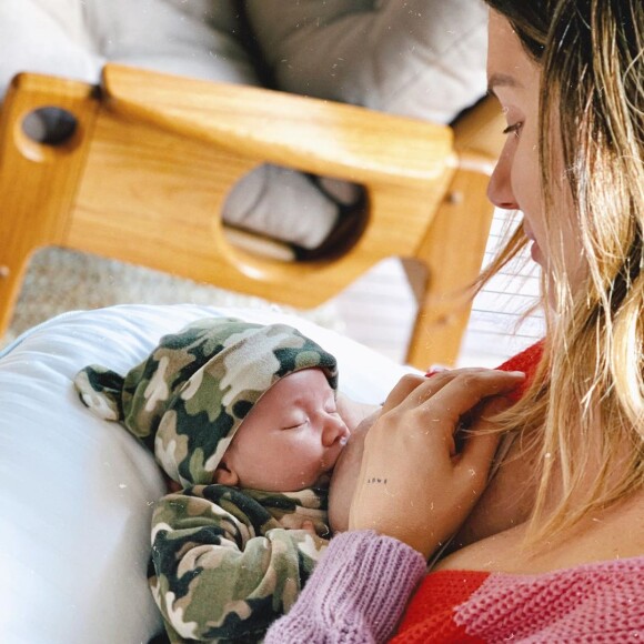 Giovanna Ewbank está amamentando Zyan e já assumiu que não tem conseguido dormir direito