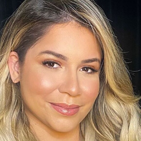Marília Mendonça valoriza corpo em biquíni de cintura alta