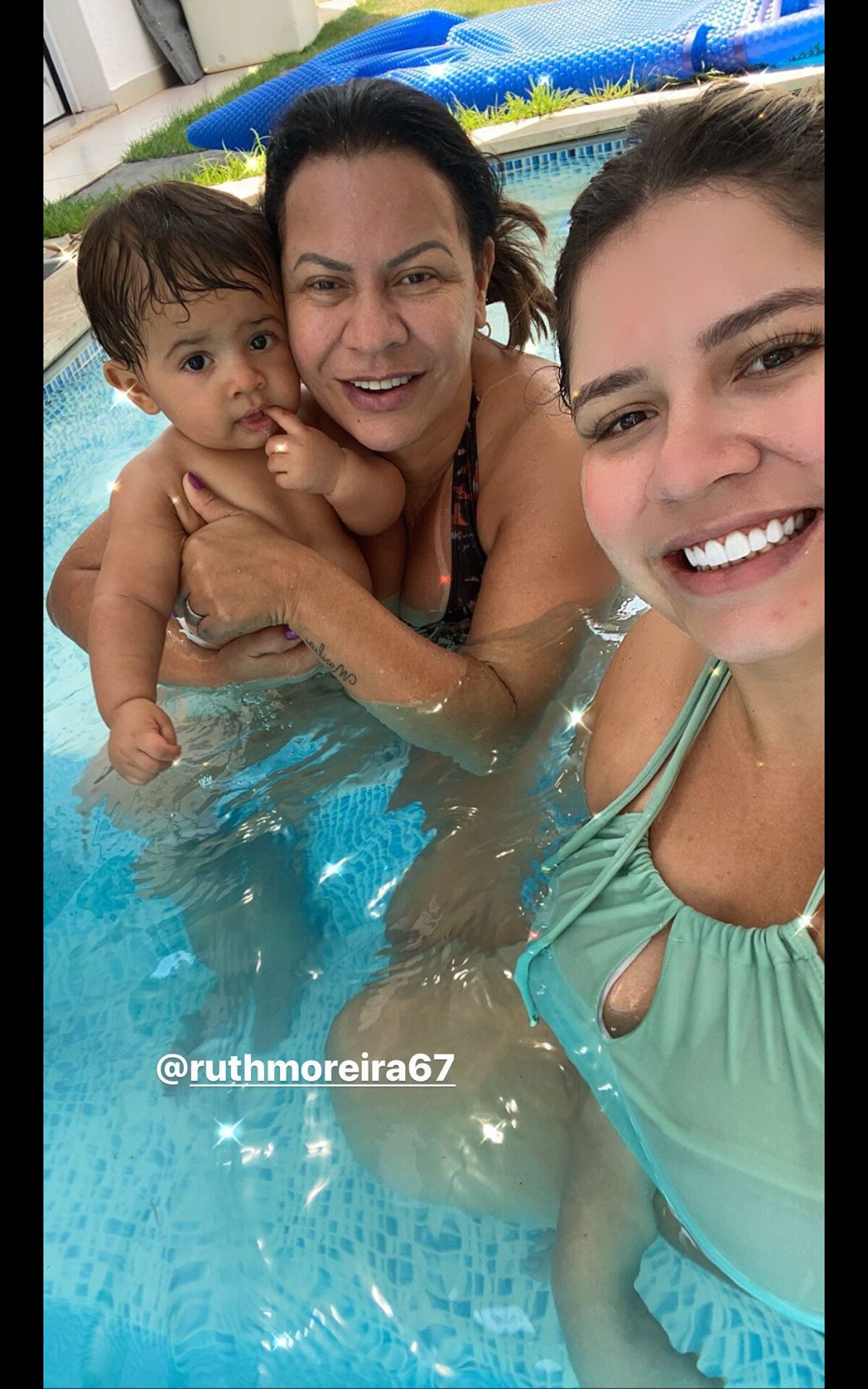 Marília Mendonça dá uma escapada para ir à piscina com a mãe: ''Depois de 4  meses de Léo