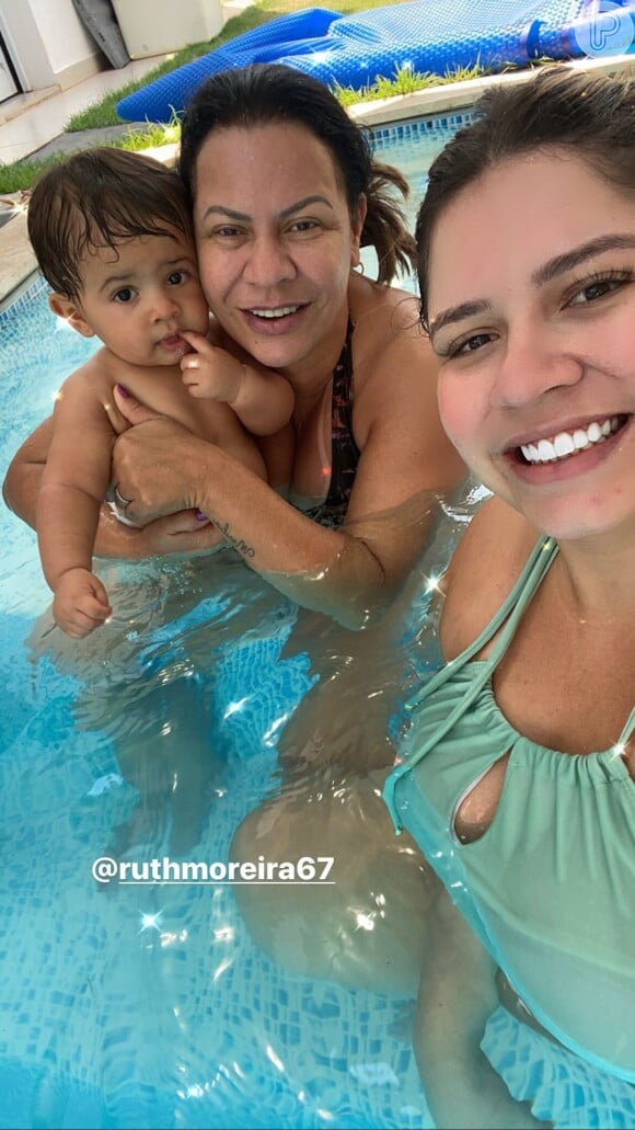 De biquíni, Marília Mendonça curte piscina com filho e a mãe