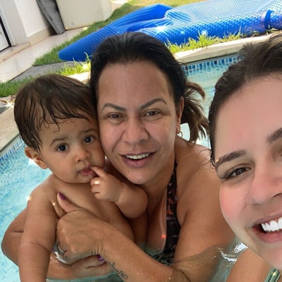 De biquíni, Marília Mendonça curte piscina com filho e a mãe