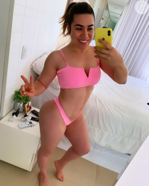 Naiara Azevedo exibe barriga sarada em foto de biquíni