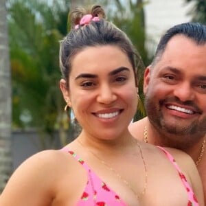 De biquíni, Naiara Azevedo curte piscina com marido