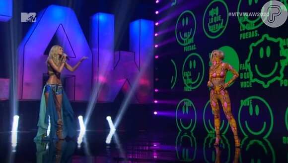 Bruna Marquezine loiríssima ao lado de Manu Gavassi no palco do MTV Miaw