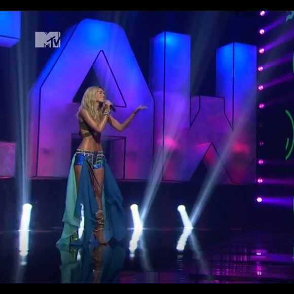 Bruna Marquezine loiríssima ao lado de Manu Gavassi no palco do MTV Miaw