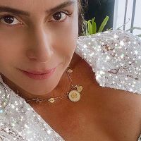 Giovanna Antonelli aposta em biquíni com brilho e barriga rouba a cena: 'Abusada'