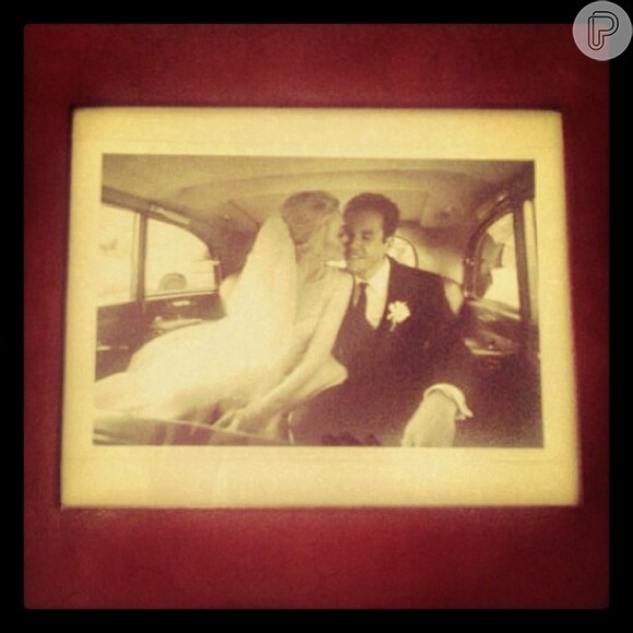 Carol Trentini postou uma foto de seu casamento na data que comemora um ano de união com o fotógrafo Fábio Bartelt, neste domingo, 3 de março de 2013