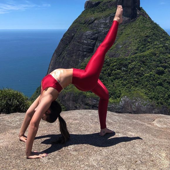 Jessika Alves mantém corpo em forma com exercícios