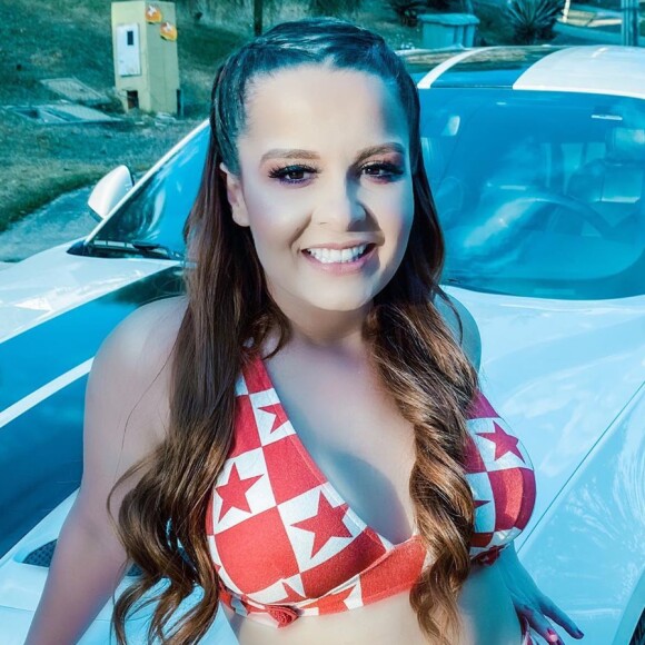 Maiara, da dupla com Maraisa, usa filtro para disfarçar a vermelhidão do rosto