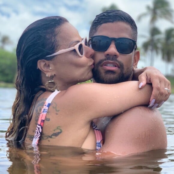 Viviane Araujo não esconde a paixão pelo namorado, Guilherme Militão, e decidiu ter um filho com ele