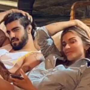 Grazi Massafera ganhou carona do namorado, Caio Castro, em dia de treino no autódromo de Interlagos, em São Paulo