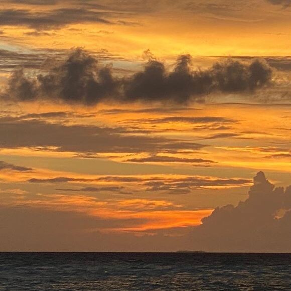 Fabio Assunção e Ana Verena contemplam pôr do sol em viagem