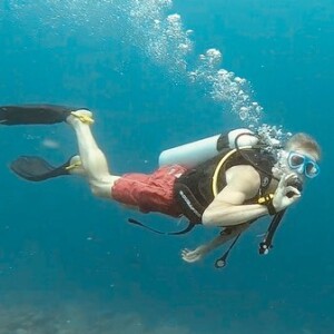 Fabio Assunção faz mergulho com cilindros de oxigênio 