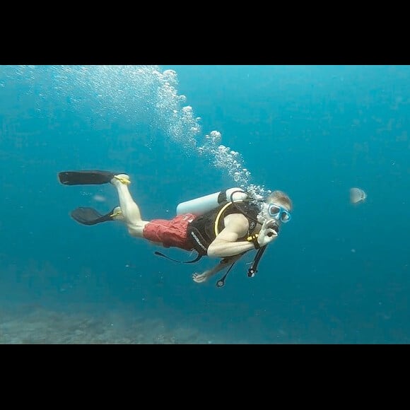 Fabio Assunção faz mergulho com cilindros de oxigênio 
