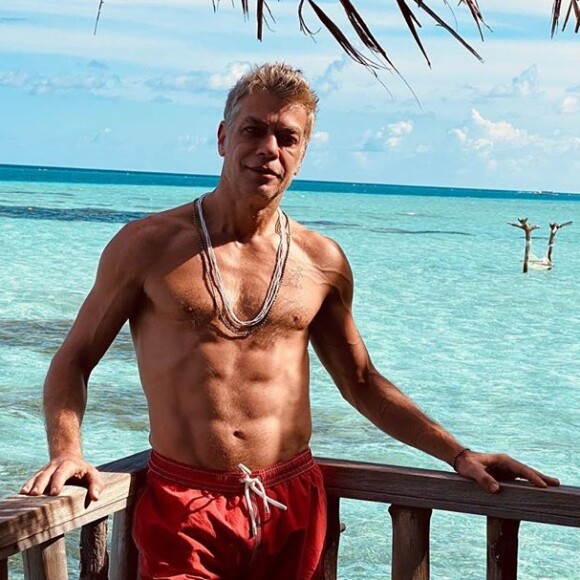 Sem camisa, Fabio Assunção mostra corpo definido em viagem
