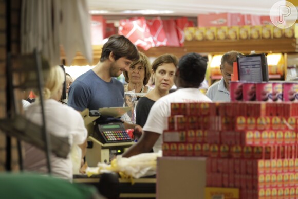 Adriana Esteves e Vladimir Brichta vão às compras no Rio. Casal foi clicado em um supermercado no Barra de Tijuca