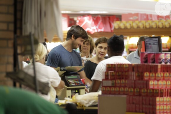 Adriana Esteves e Vladmir Brichta vão às compras no Rio. Casal foi clicado em um supermercado no Barra de Tijuca