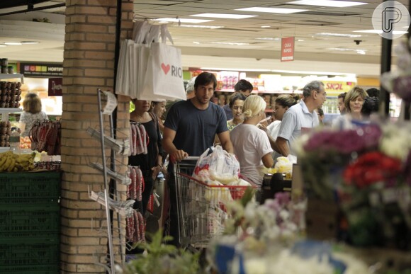 Adriana Esteves e Vladimir Brichta fazem compras em supermercado no Rio
