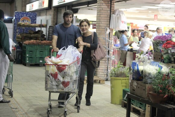 Adriana Esteves e Vladmir Brichta são flagrados fazendo compras no Rio