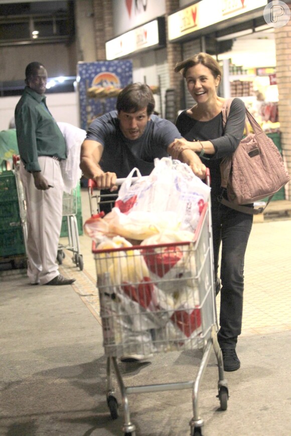 Adriana Esteves e Vladimir Brichta se divertem na saída de supermercado no Rio após perceberem a presença de fotógrafo. Casal foi às compras nesta terça-feira, 4 de novembro de 2014