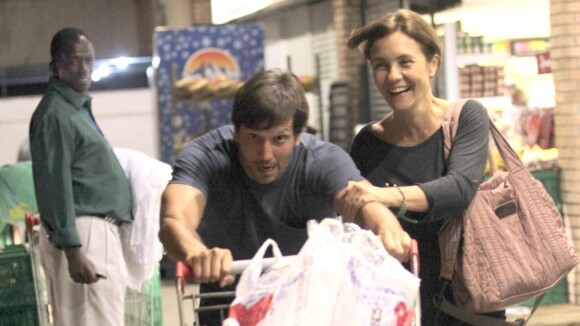 Sem maquiagem, Adriana Esteves vai a supermercado com Vladimir Brichta