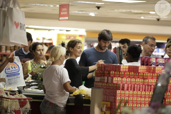 Adriana Esteves e o marido, Vladimir Brichta, fazem compras em supermercado no Rio
