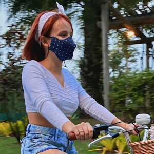 Larissa Manoela elege cropped de mangas para passeio de bike