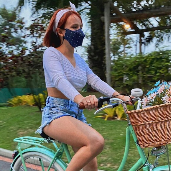 Larissa Manoela elege cropped de mangas para passeio de bike