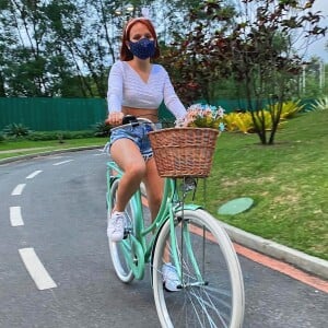 Larissa Manoela combinou cropped e jeans destroyed para passeio com bicicleta vintage