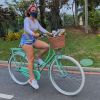 Larissa Manoela usou lenço de cabelo para segurar novo visual em passeio de bike