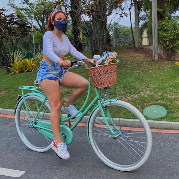 Larissa Manoela usou lenço de cabelo para segurar novo visual em passeio de bike