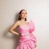 Larissa Manoela adota vestido rosa com detalhes em babados e joias