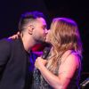 Simony e o namorado, Felipe Rodriguez, trocaram beijos na gravação do DVD da cantora, 'Resumo da Felicidade'