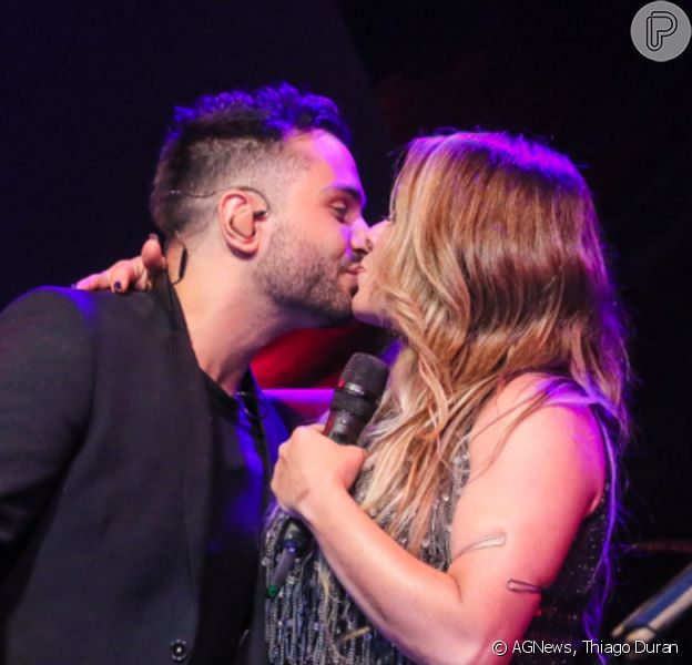 Simony e o namorado, Felipe Rodriguez, trocaram beijos na gravação do DVD da cantora, 'Resumo da Felicidade'