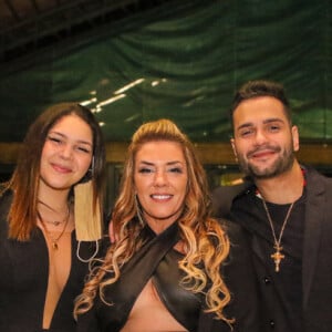 Simony posou com a filha mais velha, Aysha, e o namorado, Felipe Rodriguez, ao gravar novo DVD em Vinhedo, interior de São Paulo