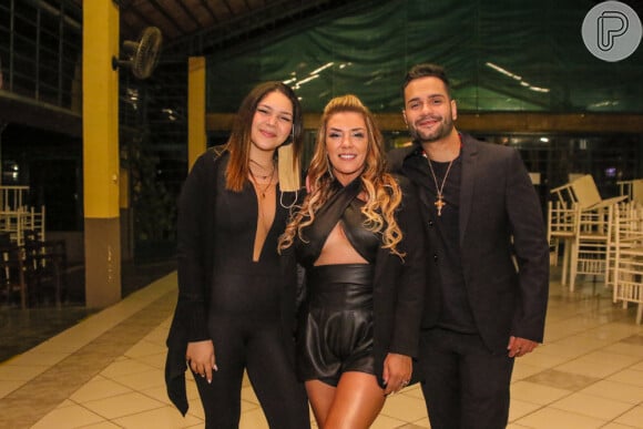 Simony posou com a filha mais velha, Aysha, e o namorado, Felipe Rodriguez, ao gravar novo DVD em Vinhedo, interior de São Paulo