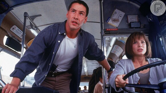 Em Velocidade Máxima, o policial Jack Traven, personagem de Keanu Reeves, precisa salvar os passageiros de uma bomba no ônibus
