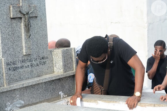 Neguinho da Beija-Flor se despediu do neto, Gabriel. Segundo o cantor, jovem estava em comunidade para instalar uma tenda para a realização de um baile