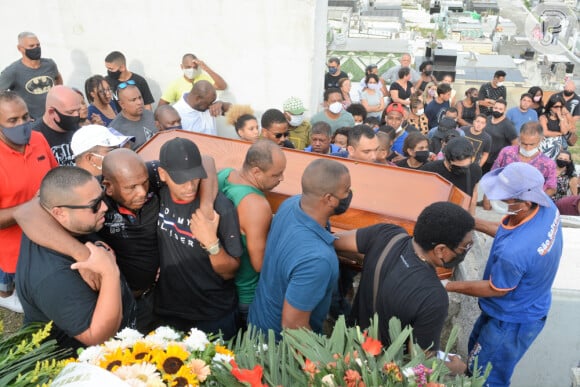 Neguinho da Beija-Flor ajudou a carregar caixão do neto, Gabriel. Em rede social, artista fez nova homenagem ao jovem de 20 anos