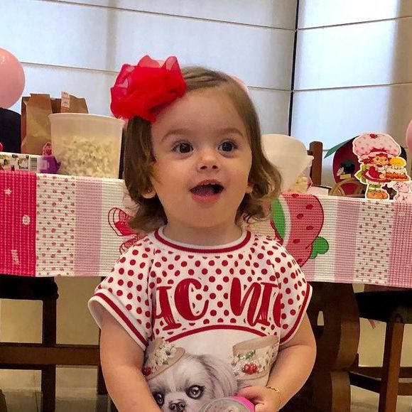 Filha de Thaeme Mariôto rouba a cena em fotos na web