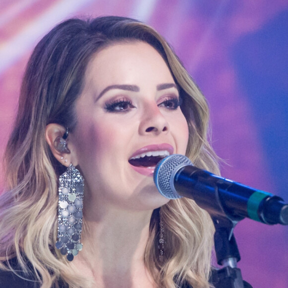 Sandy descartou segunda gravidez: 'Acho que deveria? Acho. Seria bom um companheirinho para o meu filho? Seria. Culpa? Temos, isso também temos'