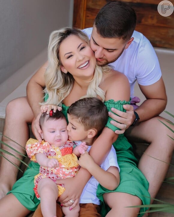 Filha de Zé Neto e Natália Toscano, Angelina, 5 meses, é alvo de paparico do irmão mais velho, José Filho, de 3 anos