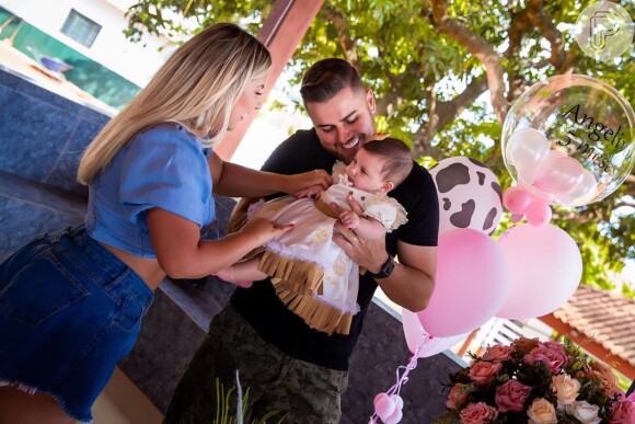 Zé Neto e a mulher, Natália Toscano, fizeram festa temática para a filha, Angelina, de 5 meses